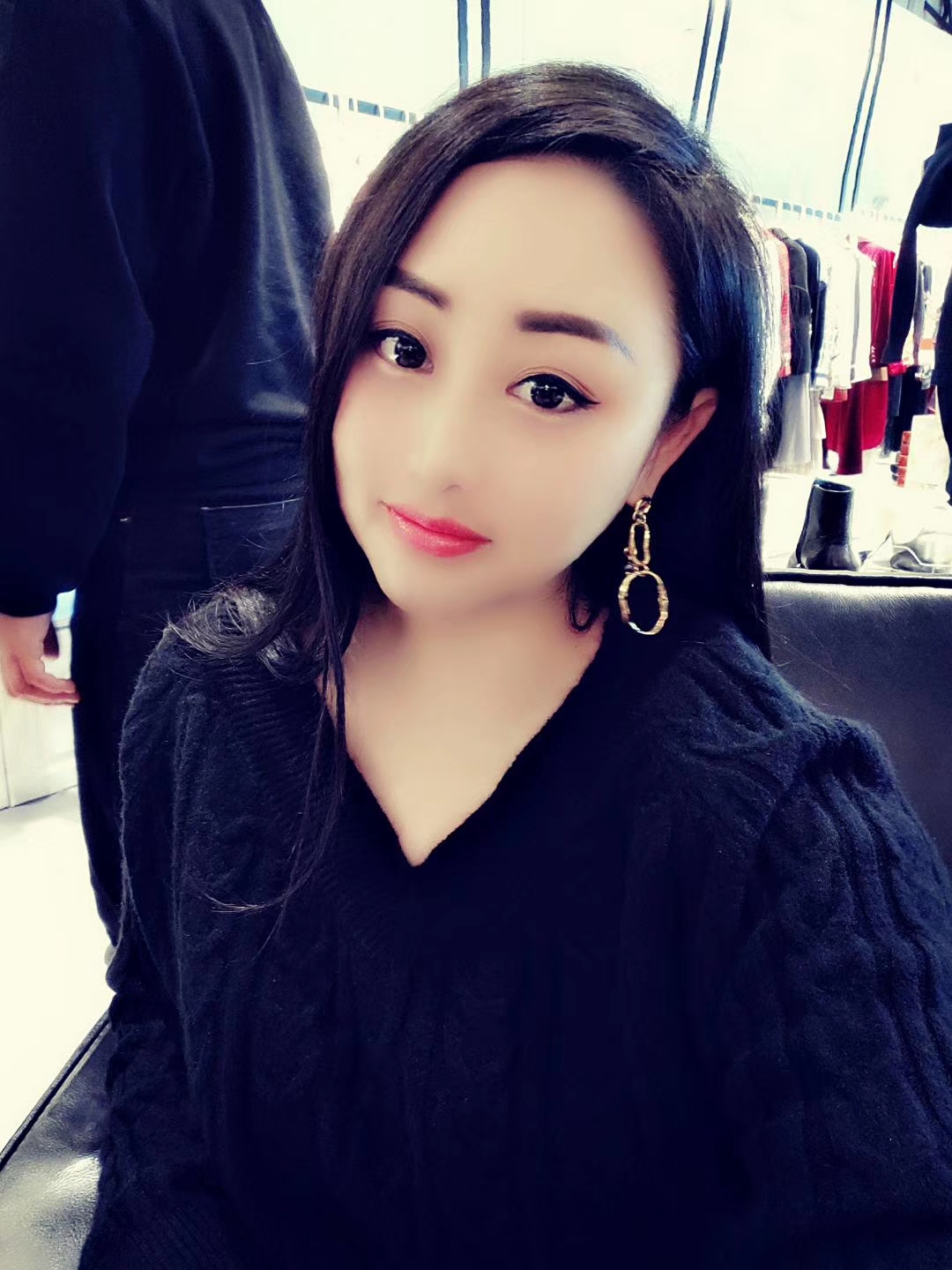 喜欢肉肉的女生进，脸圆波大。