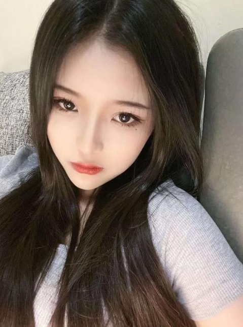 18岁小嫩妹可 she~吻